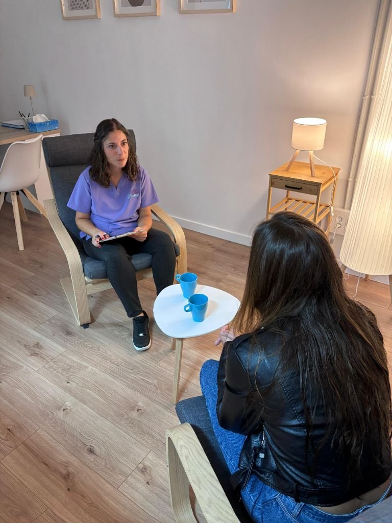 Sesión de terapia psicológica en consulta